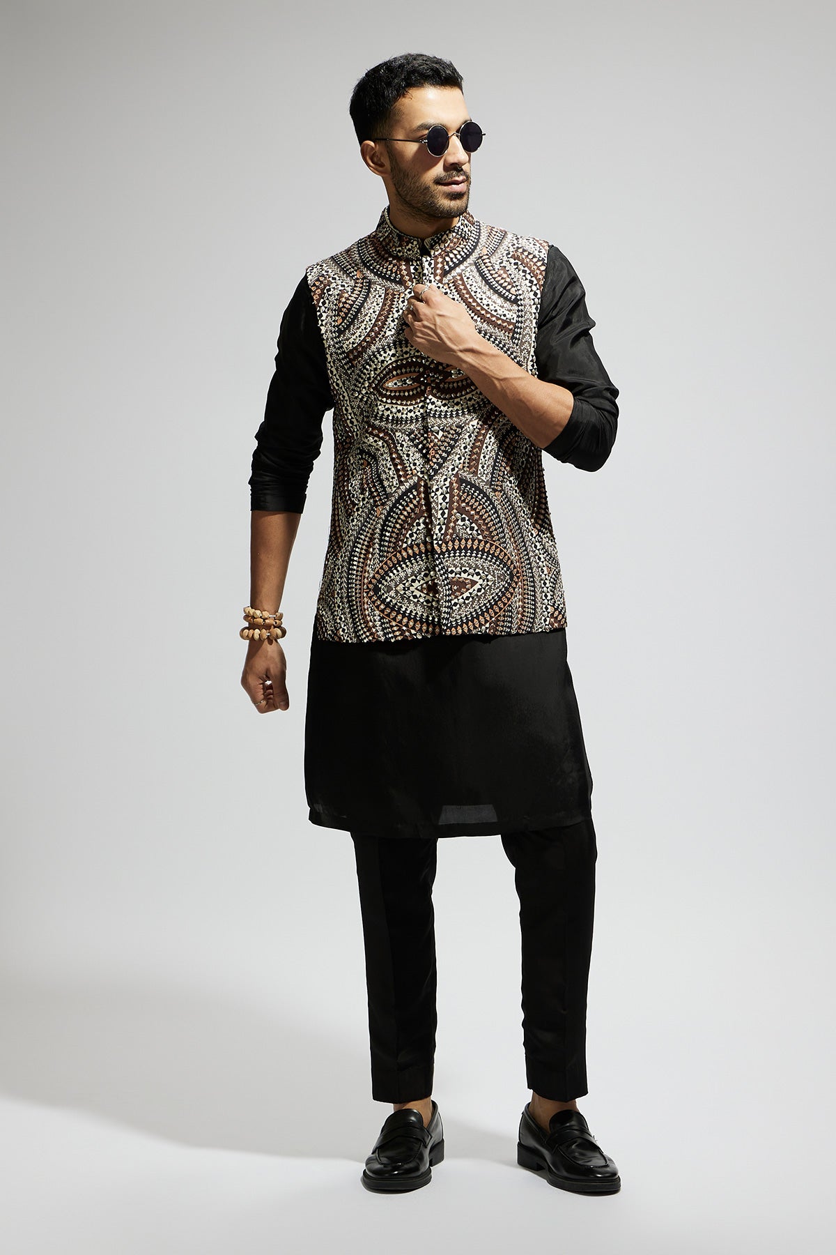 Zentangle Embellished Bundi Paired with Black Kurta and Pants